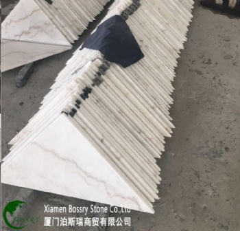  China White Carrara White With Yellow Wave Marble Tile	